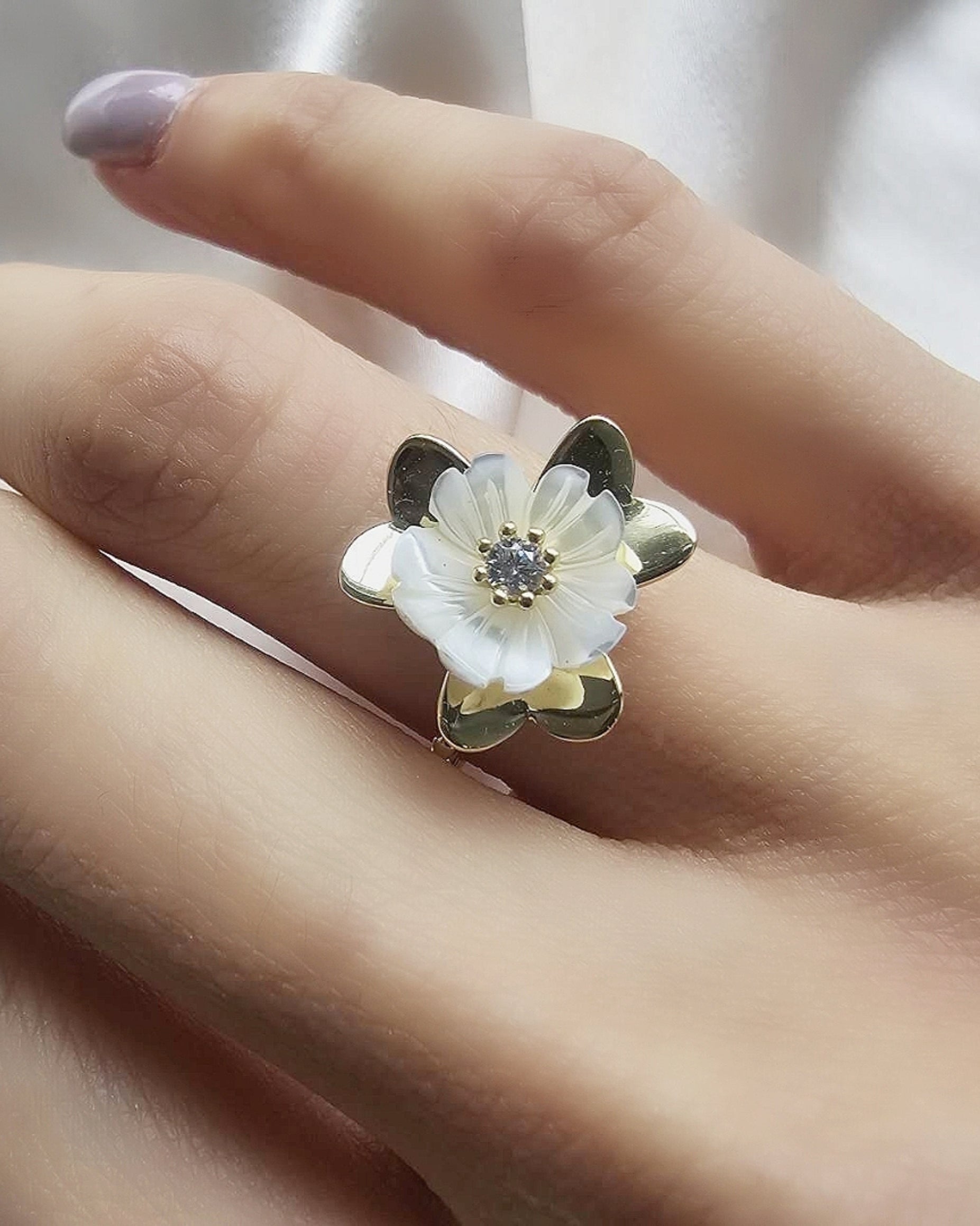 Mother of Pearl Freshness Flower Ring
