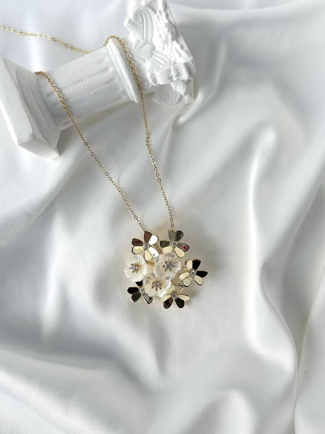 Flower Mother of Pearl and Exquisite Clover Lucky Necklace
