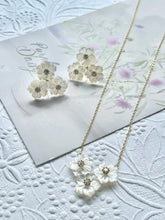 Load image into Gallery viewer, 14K Gold Plated 925 Sterling Silver  Mother of Pearl Flower Chain Necklaces
