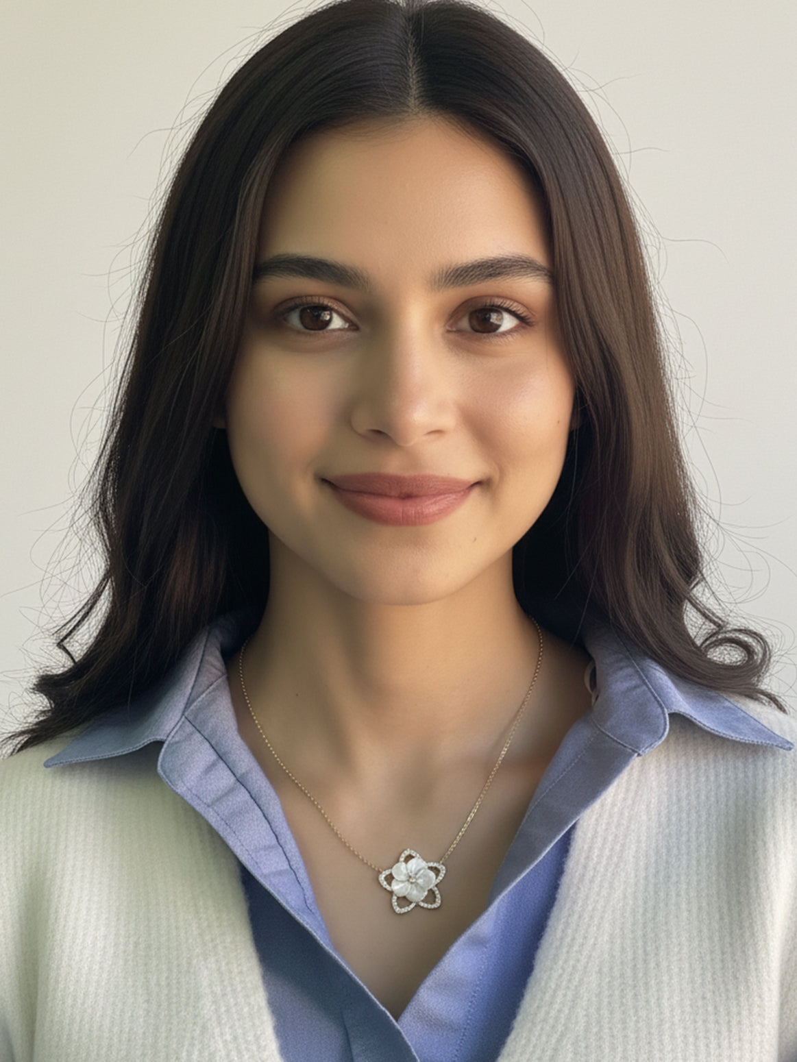 Sparkling Mother of Pearl Floral Pendant Necklace
