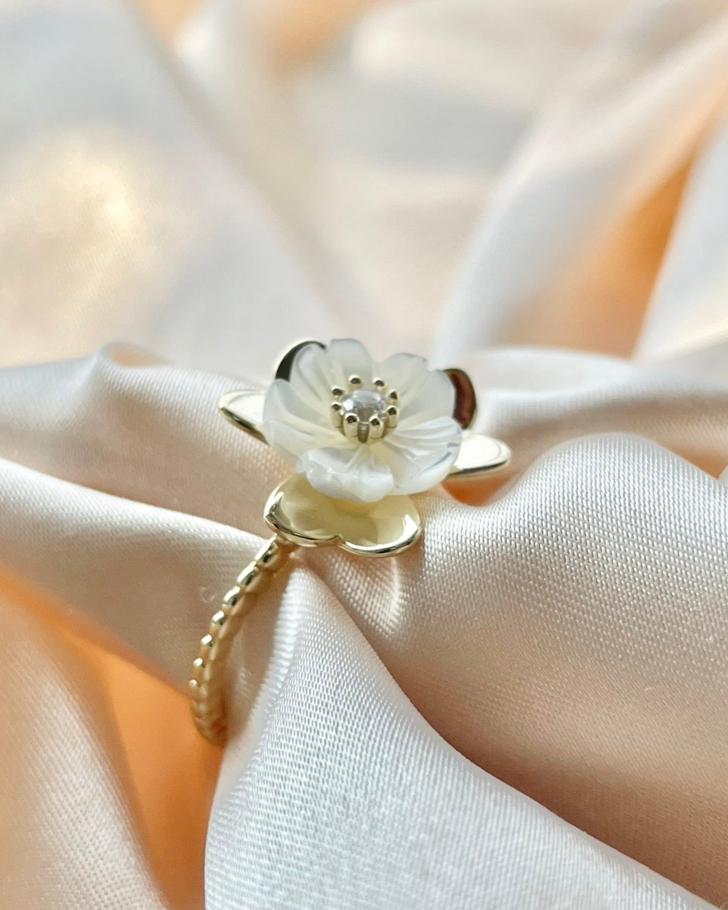 Mother of Pearl Freshness Flower Ring