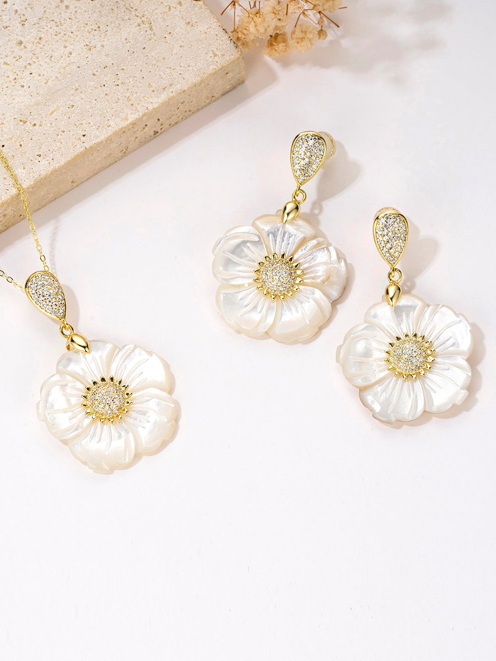 Mother of Pearl Necklaces, Flower Necklaces, Cubic zirconia, Fashion Accessories, Elegant Accessories